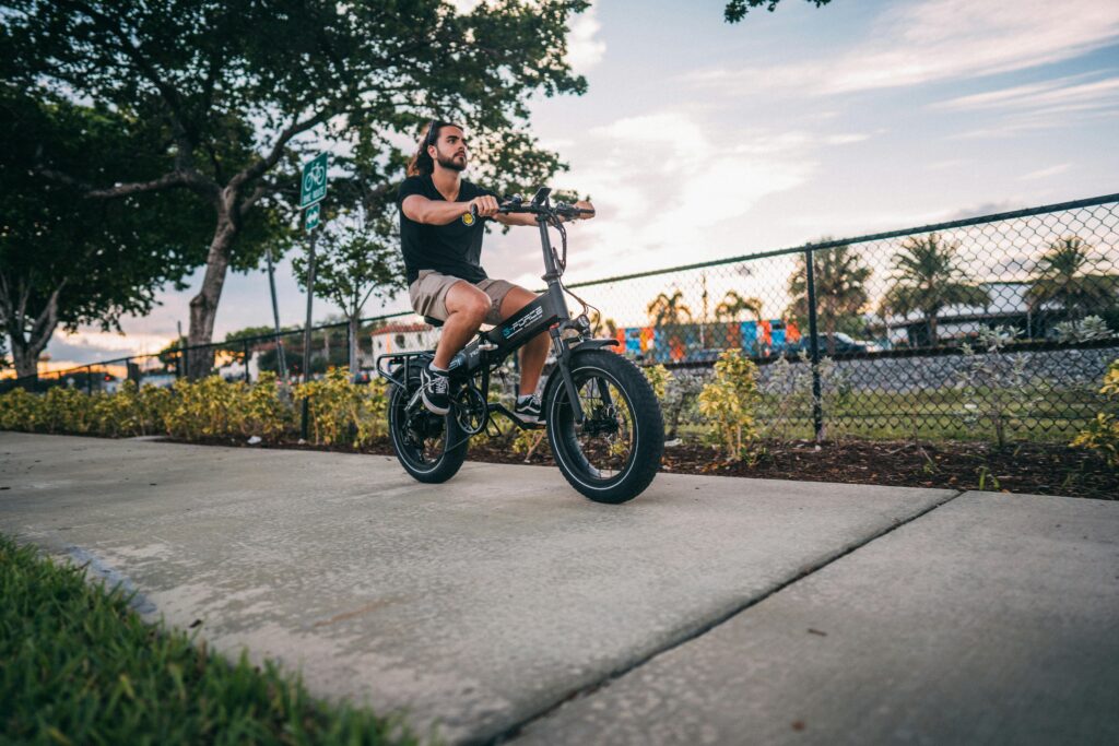 homem na bicicleta