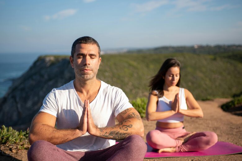 pessoas meditando