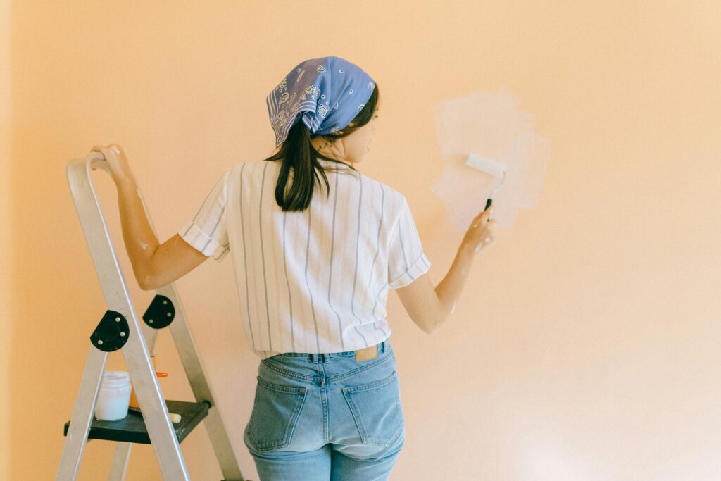 mulher pintando parede