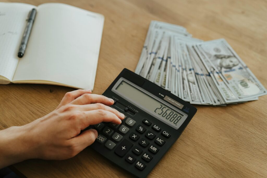 caderno calculadora e dinheiro